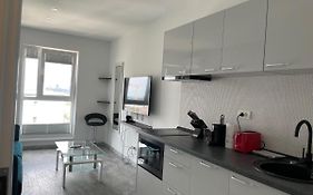 Cozy 2-Room Penthouse Lakeview W14